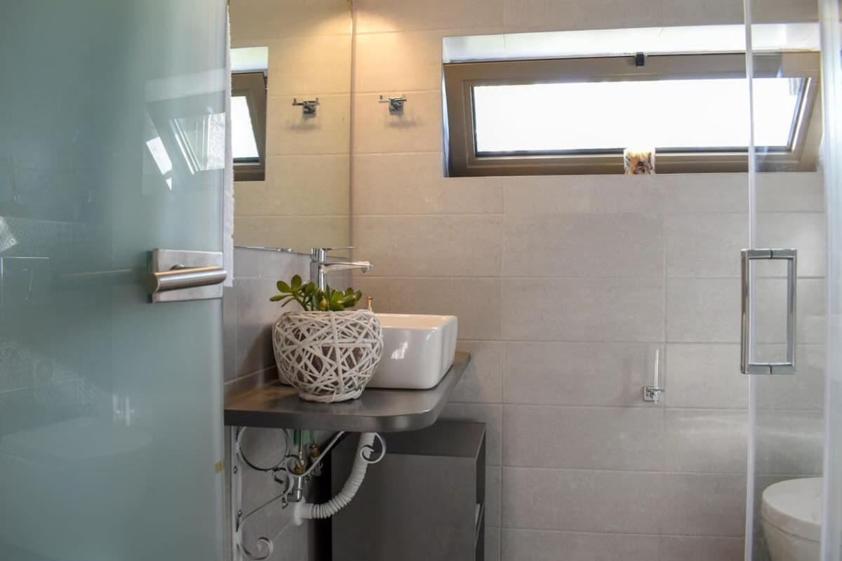 Vila Coastal Stone Hideaway With Stunning Scenery Kitriaí Exteriér fotografie