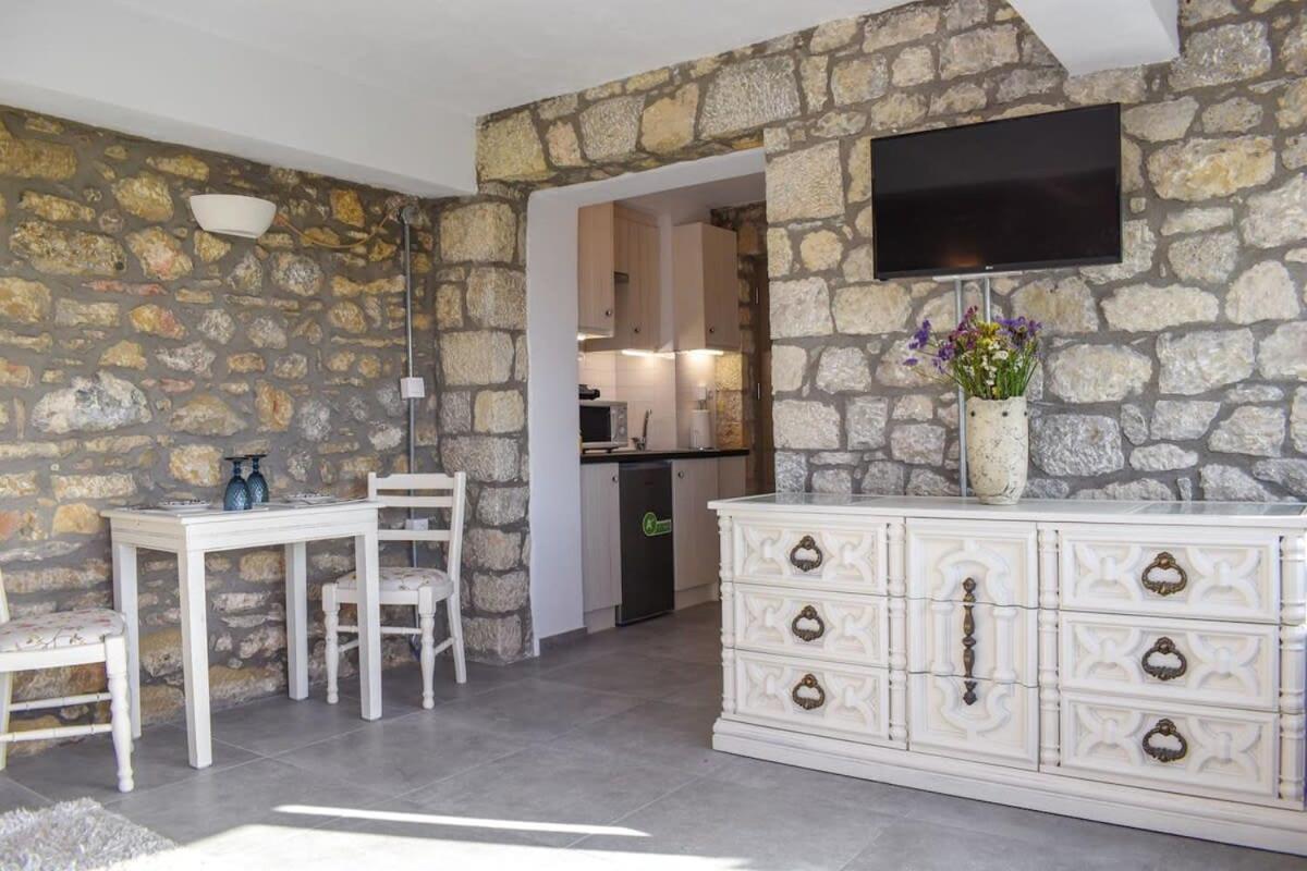 Vila Coastal Stone Hideaway With Stunning Scenery Kitriaí Exteriér fotografie